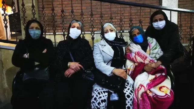 مادران داغدار مقابل بیمارستان لقمان برای ابراز همبستگی با مادر بهنام محجوبی، درویش زندانی که به کما رفته است