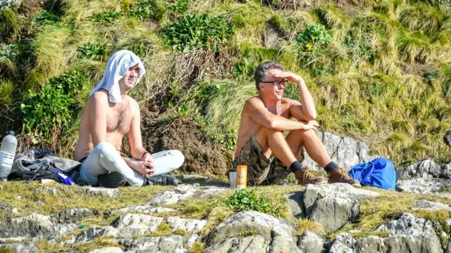 Jóvenes tomando sol en Devon, Inglaterra.