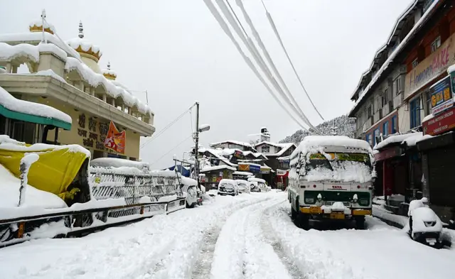காஷ்மீர் மற்றும் சிம்லாவில் கடும் பனிப்பொழிவு (புகைப்படத் தொகுப்பு)