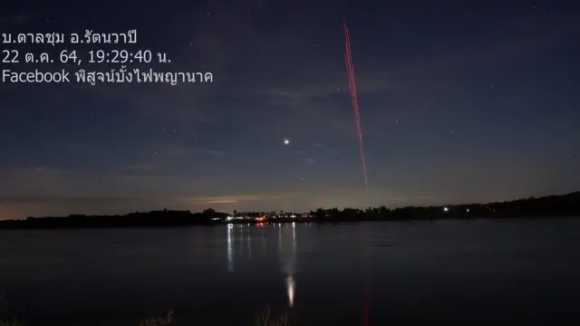 แสงไฟบนท้องฟ้าเหนือแม่น้ำโขง