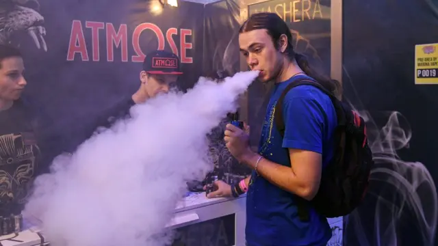 Вейпер выпускает пар