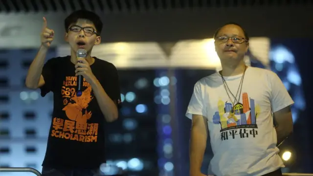 香港金钟“占领中环”堵路示威现场黄之锋(左)与戴耀廷(右)向群众演讲(20/10/2014)