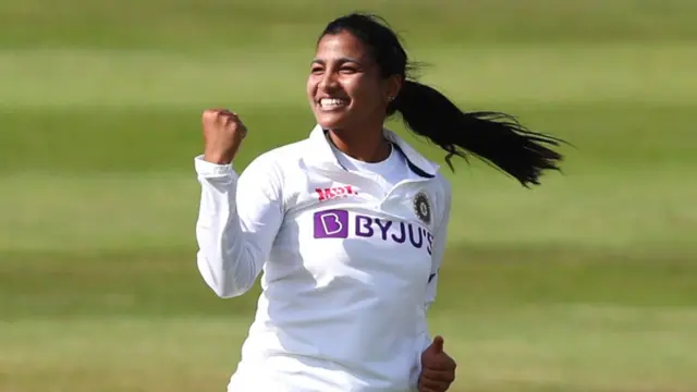 સ્નેહ રાણા પણ આ મૅચમાં અન્ય સાતેક ખેલાડીની માફક ટેસ્ટ ક્રિકેટનો પ્રારંભ કરી રહ્યાં હતાં