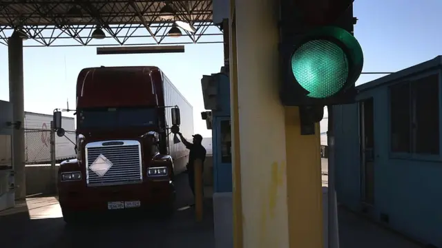 Trabajador limpiando un camión.