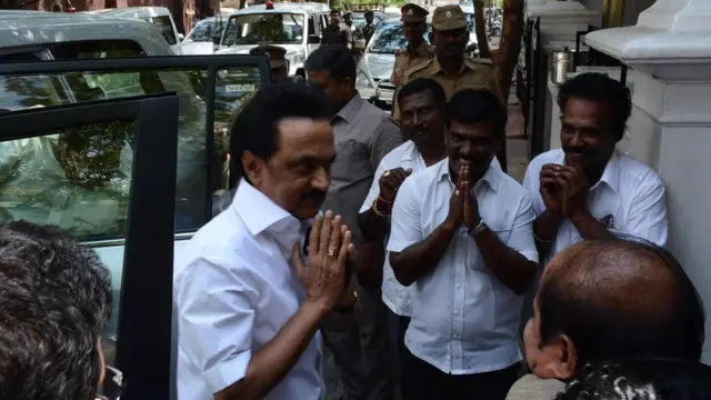 உச்சநீதிமன்ற தீர்ப்பின் வெளியானதை அடுத்து திமுக தொண்டர்கள் கோபாலபுரம் இல்லத்தில் செயல் தலைவர் ஸ்டாலினை சந்திக்க வந்த காட்சி