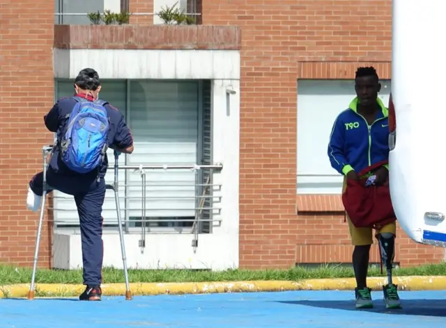 El soldado Mena (derecha)