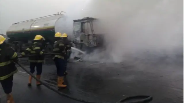 Ọkọ agbepo to n jona naa