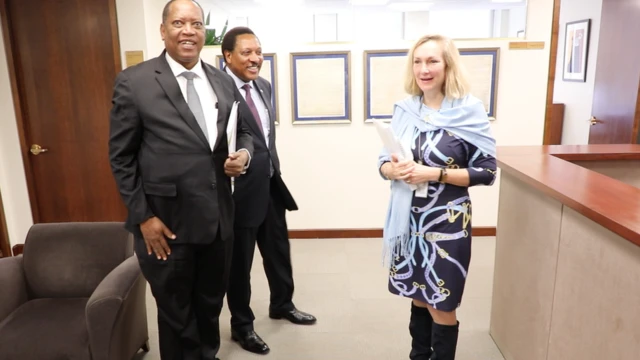 Waziri wa Mambo ya Nje na Ushirikiano wa Afrika Mashariki Prof. Palamagamba John Kabudi (Mb) akiwa na Mkurugenzi mtendaji wa benki ya Dunia anayeiwakilisha Marekani Dkt. Jennifer "DJ" Nordquist katika makao makuu ya Benki ya Dunia Washington,Marekani.Nyuma ya Prof. Kabudi ni Balozi wa Tanzania Nchini Marekani Balozi Wilson Masilingi