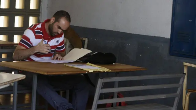 Alumno sentado en una carpeta. Foto: Humberto Matheus.