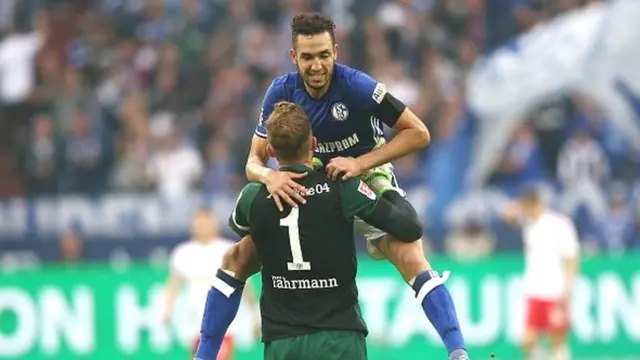 • Grâce notamment à un but de l'algérien Nabil Bentaleb, Schalke 04 a battu Leipzig 2-0