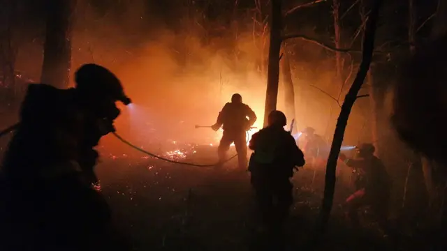 4일 경북 울진군 북면 하당리에서 야간 산불 진화에 총력을 기울이고 있는 산림청 공중진화대원들