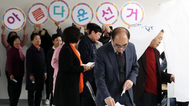 지난 2018년 서울 영등포구 대림중앙시장 한우리문화센터에서 투표체험하는 조선족