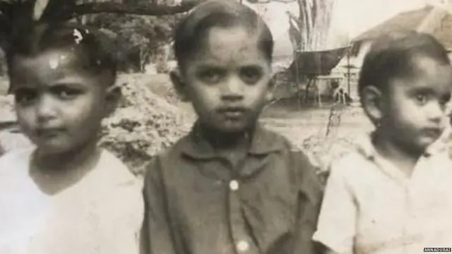 ਅਨਾਦੁਰਾਇ ਆਪਣੇ ਭਰਾਵਾਂ ਨਾਲ