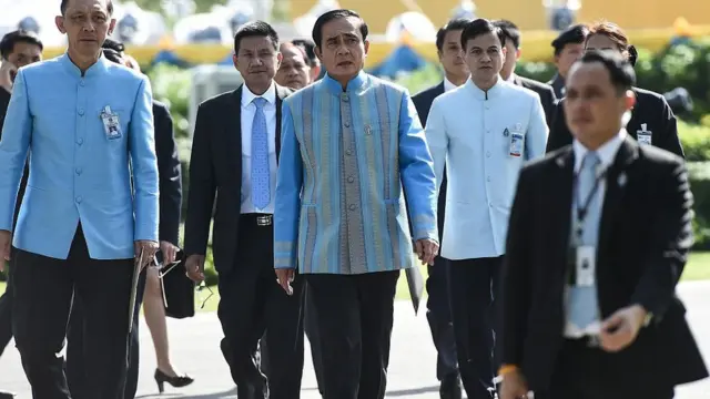 ก่อนหน้านี้ นายศรีสุวรรณเคยถูกทหารเชิญตัวไปพูดคุยในกองทัพภาคที่ 1 หลังยื่นขอให้ผู้ตรวจการแผ่นดินตรวจสอบ พล.อ.ประยุทธ์ กรณีแต่งตั้งเครือญาติเป็นสมาชิก สปท.