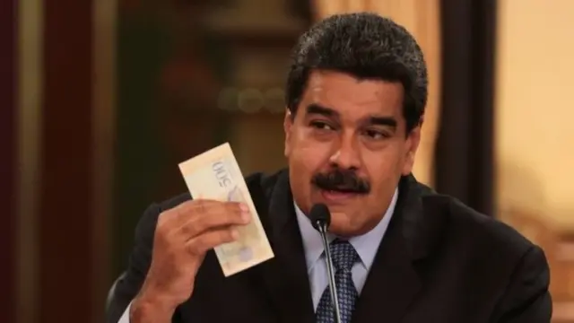 Venezuela lideri Nicolas Maduro yeni para birimi Egemen Bolivar'ı tanıtırken.