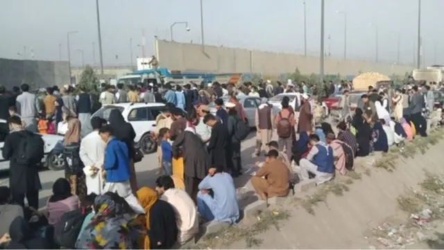 تزاحم خارج مطار كابول