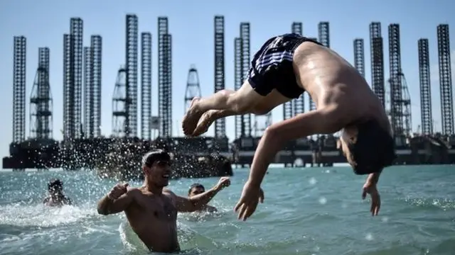 سکوهای نفتی شوروی سابق در سواحل آذربایجان