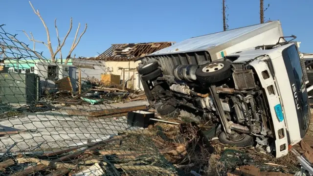 Un camión volcado en Bahamas.