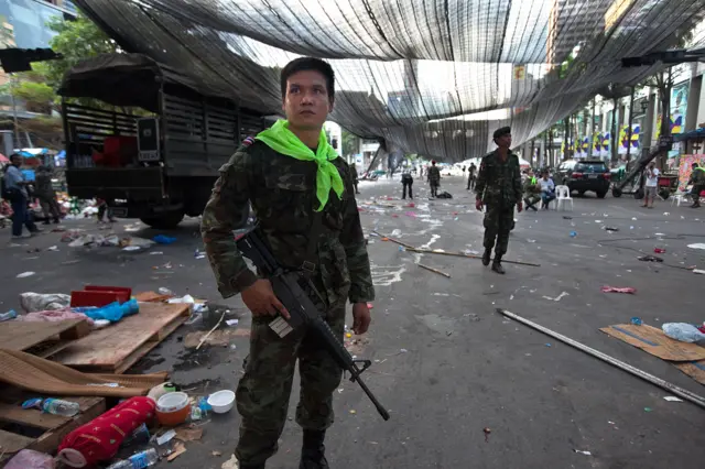 เสื้อแดง,นปช.,อภิสิทธิ์ เวชชาชีวะ,ขอคืนพื้นที่