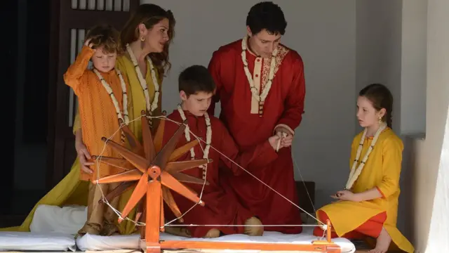 અમદાવાદ સાબરમતી આશ્રમમાં રેંટિયો કાંતતો ટ્રુડો અને તેમનો પરિવાર