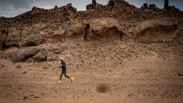 A Morocco, wannan mutumin na gudu a wasan tseren Marathon des Sables - a rana ta huɗu ta tseren.