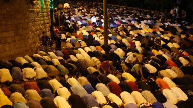 الاحتفال بإزالة البوابات الإلكترونية