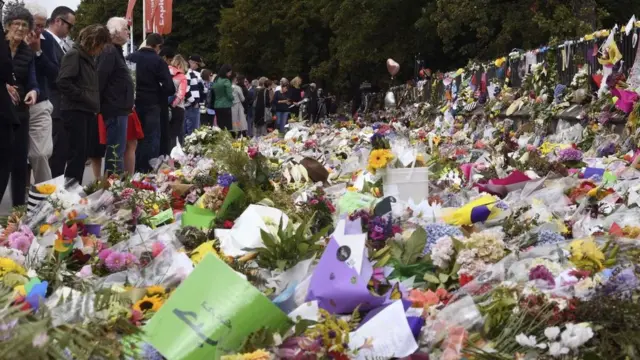 Cientos de flores en el suelo como parte de un tributo a las víctimas del ataque en Christchurch.