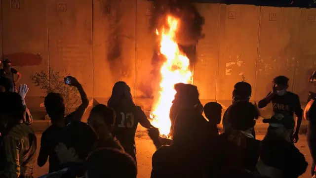 في مظاهرات العراق لقي عشرات حتفهم