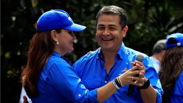 Juan Orlando Hernández, junto a su esposa.