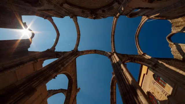 La gótica Igreja do Carmo tiene las cicatrices del terremoto de 1755.