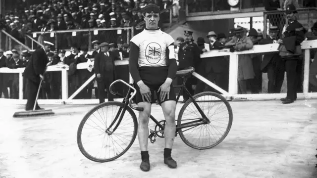 Ciclsita en Londres 1908.