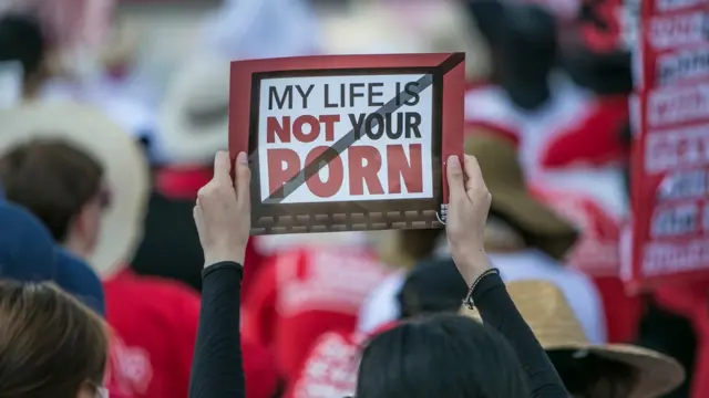 महिलाओं की नहाने वाली वीडियो