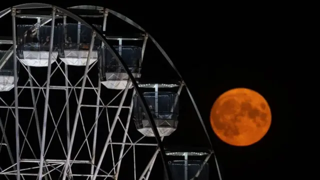 Люди спостерігають за Місяцем з колеса огляду на Міжнародному фестивалі повітряних куль у Брістолі