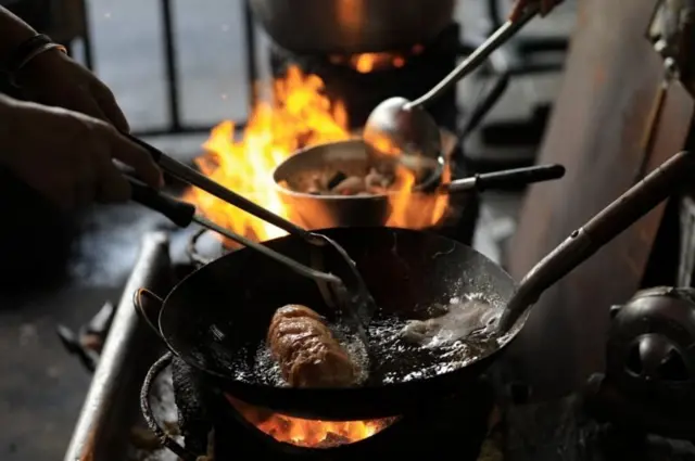 คนกำลังทำไข่เจียวปู