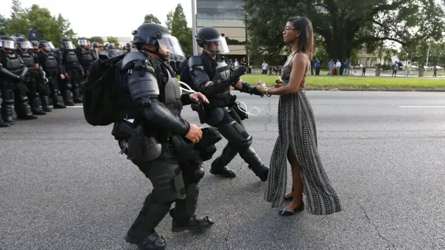 Una mujer frente a la policía en Baton Rouge.