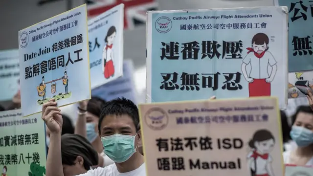 国泰乘务员在香港机场国泰城总部集会抗议待遇不公(5/2015)