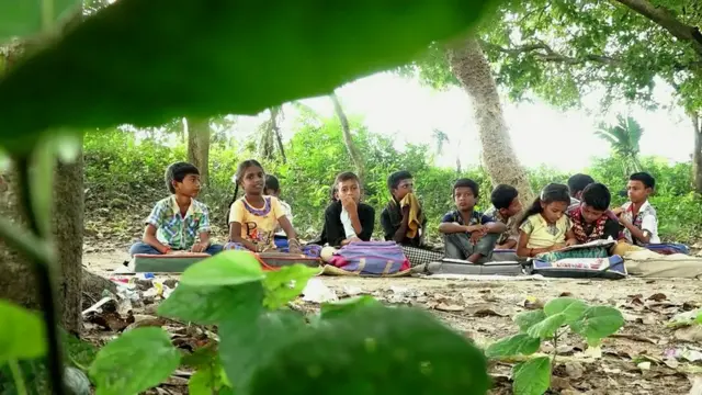 చెట్టు కింద విద్యార్థులు