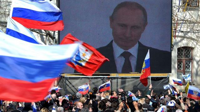 大屏幕上的普京宣布俄罗斯吞并克里米亚