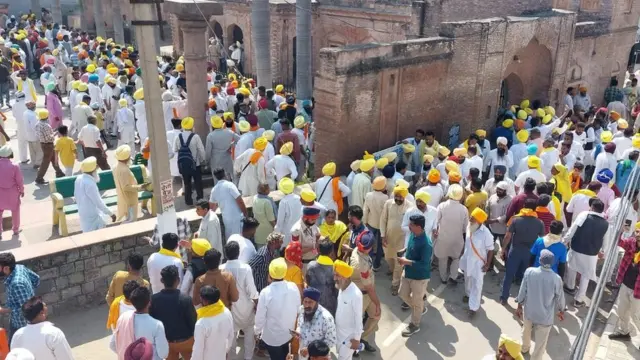 ਸਹੁੰ ਚੁੱਕ ਸਮਾਗਮ ਦੌਰਾਨ ਖਟਕੜ ਕਲਾਂ ਆਏ ਲੋਕ ਬਸੰਤੀ ਪੱਗਾਂ ਤੇ ਚੁੰਨੀਆਂ ਵਿੱਚ ਨਜ਼ਰ ਆਏ।