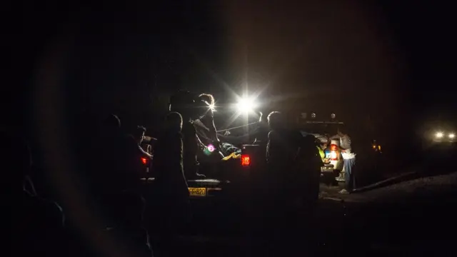 Grupo atraviesa la selva de noche