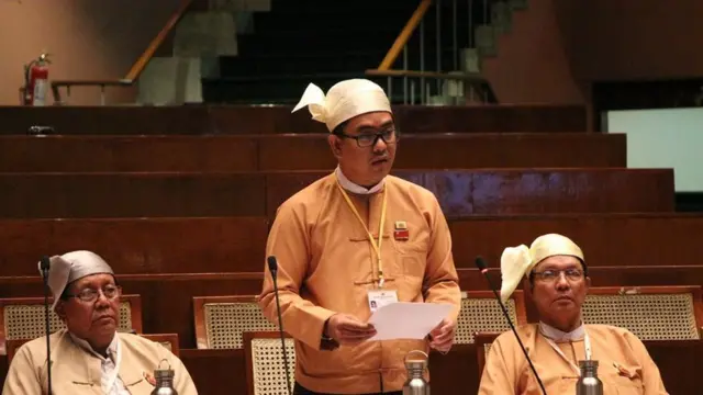 ဖွဲ့စည်းပုံပြင်ဖို့ ညှိနှိုင်းဆွေးနွေးမှုတွေလိုအပ်နေတယ်လို့ အန်အယ်လ်ဒီအမတ်က ထောက်ပြါတယ်။