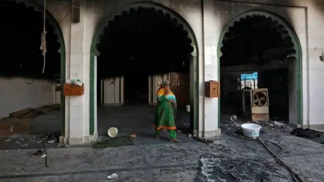 సీఏఏ ఘర్షణల సమయంలో మంటల్లో చిక్కుకుని దెబ్బతిన్న మసీదు