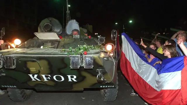 Косовские сербы приветствуют российских десантников в окрестностях приштины в ночь на 12 июня 1999 года