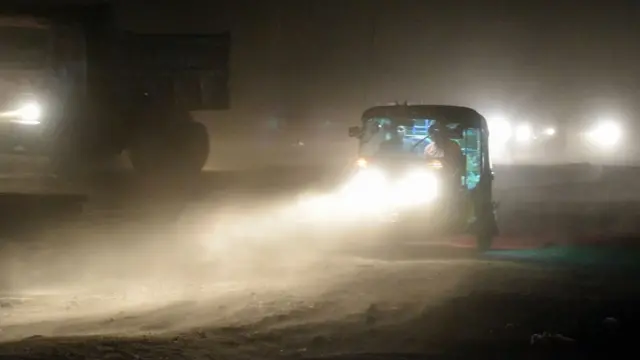 উত্তরপ্রদেশের মথুরায় বুধবার রাতের ধুলোঝড়