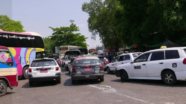 ခရီးသွားတွေနဲ့ အောင်မင်္ဂလာအဝေးပြေးကားဝင်းနဲ့ တဝိုက်မှာယာဉ်ကြောပိတ်ဆို့နေတဲ့မြင်ကွင်း