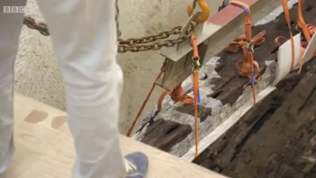 ज़मीन में दफ़्न नाव