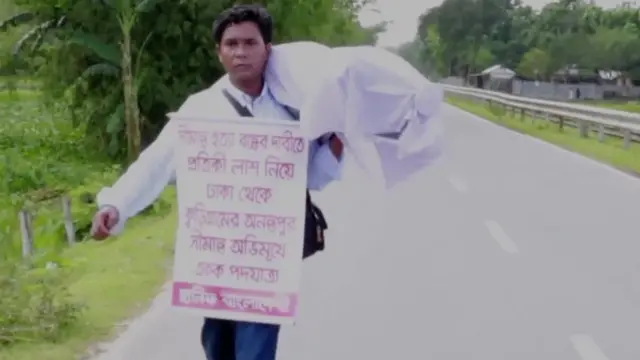 হানিফ বাংলাদেশীর এই অভিনব প্রতিবাদ সারাদেশে বেশ সাড়া ফেলেছিল ।