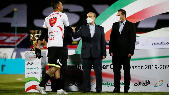 هواداران استقلال مسعود سلطانی‌فر را به حمایت از پرسپولیس متهم می‌کردند