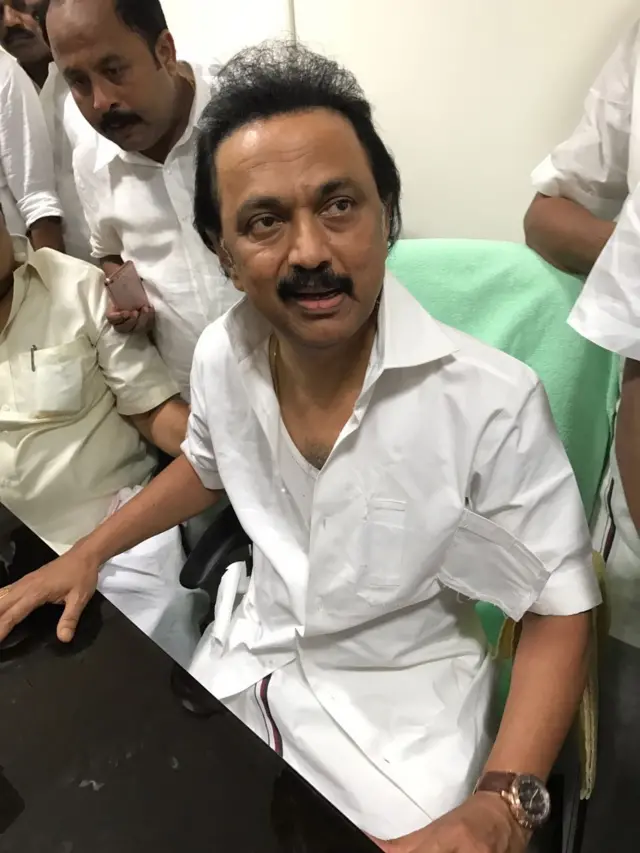 சட்டப்பேரவையில் மு.க.ஸ்டாலின் சட்டை கிழிப்பு (புகைப்படத் தொகுப்பு)