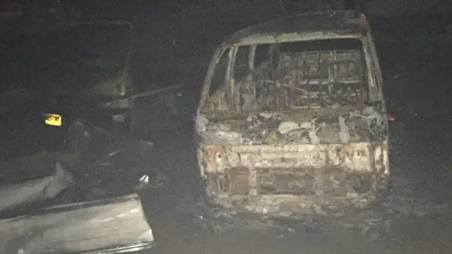 Wasu daga cikin motocin da suka kone a sanadiyyar gobarar Madina Atomic Junction dake birnin Accra, Ghana